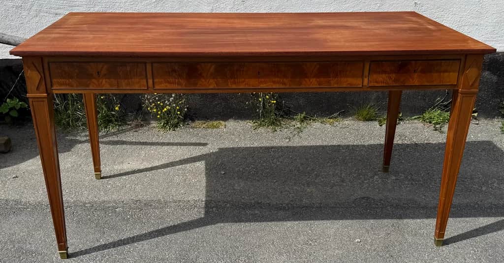 Gustavianskt skrivbord i mahogny – begagnad bord & stolar hos ReFurn Lidingö