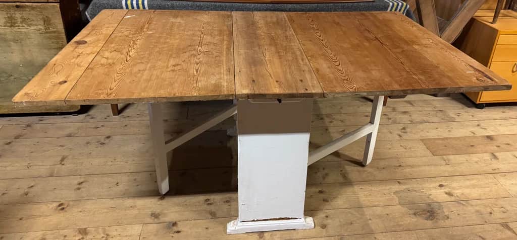 Fint slagbord, 1800-tal – begagnad bord & stolar hos ReFurn Lidingö