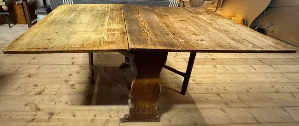 Härligt slagbord, 1700-tal – begagnad bord & stolar hos ReFurn Lidingö