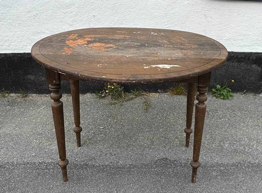Runt klaffbord med svarvade ben – begagnad bord & stolar hos ReFurn Lidingö