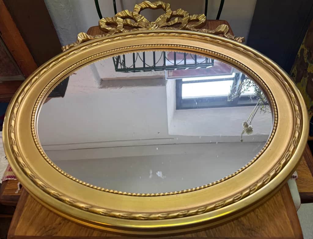 Underbar oval spegel – begagnad inredning hos ReFurn Lidingö