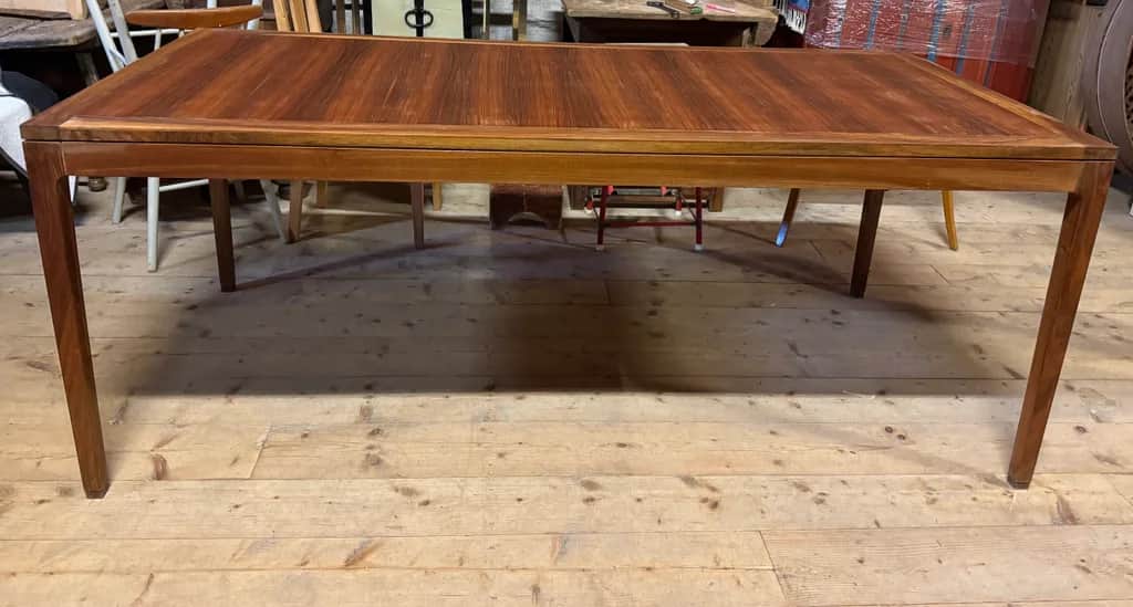 Vackert matbord i valnöt – begagnad bord & stolar hos ReFurn Lidingö