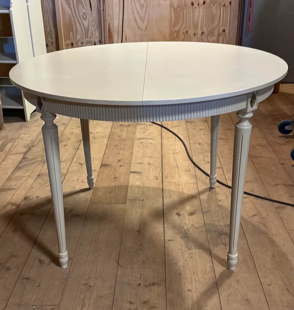 Matbord med 2 iläggsskivor – begagnad bord & stolar hos ReFurn Lidingö