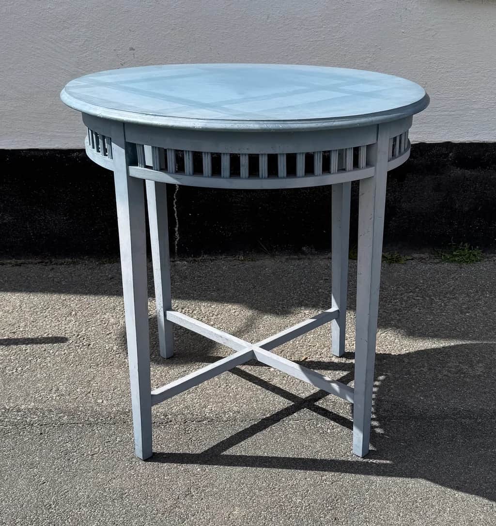 Fint runt blå/grått bord i Carl Larsson stil – begagnad bord & stolar hos ReFurn Lidingö