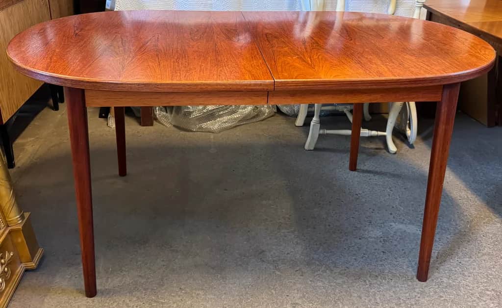 Ovalt matbord, Troeds Bjärnum – begagnad bord & stolar hos ReFurn Lidingö