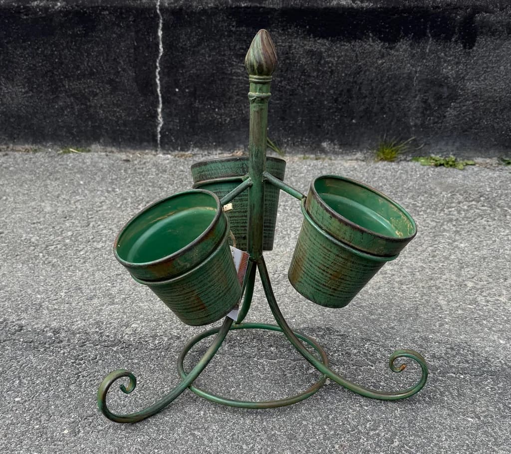 Fint blomställ med 3 krukor