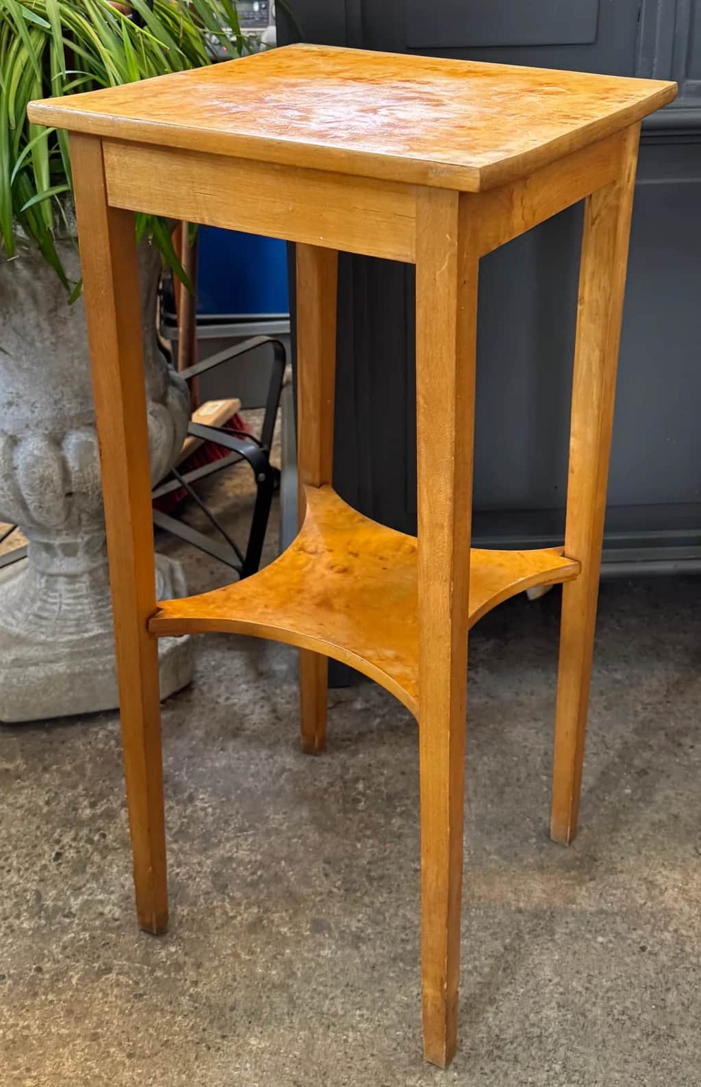Bord med hylla – begagnad bord & stolar hos ReFurn Lidingö