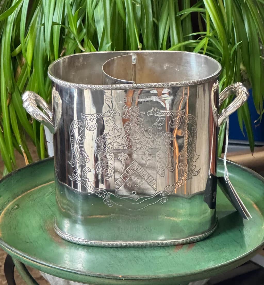 Härlig vinkyl, från Int. Silver Company – begagnad inredning hos ReFurn Lidingö