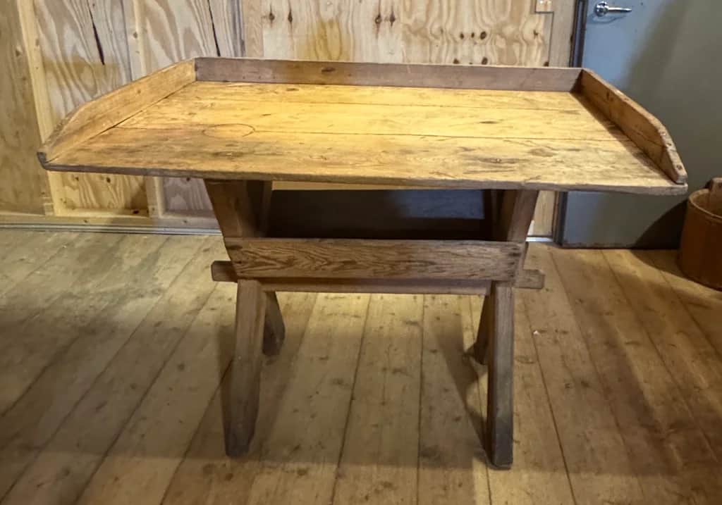Bockbord / bakbord med kant – begagnad bord & stolar hos ReFurn Lidingö