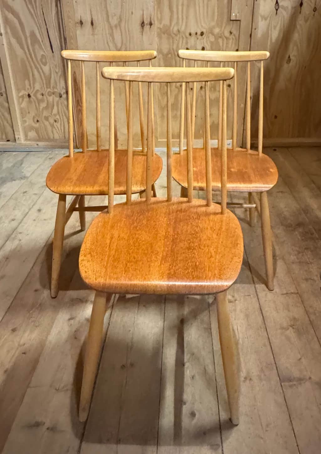 3 fina stolar i teak – begagnad bord & stolar hos ReFurn Lidingö