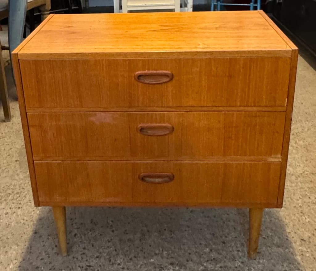 Fin mindre byrå i teak med 3 lådor