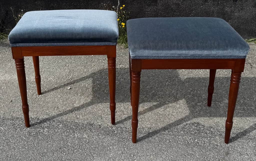 Ett par taburetter – begagnad bord & stolar hos ReFurn Lidingö