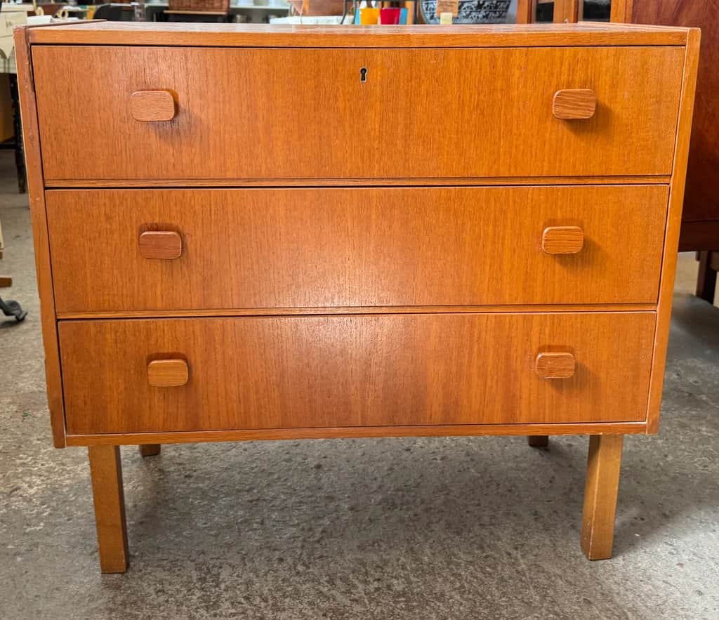 Byrå i teak – begagnad hyllor & förvaring hos ReFurn Lidingö