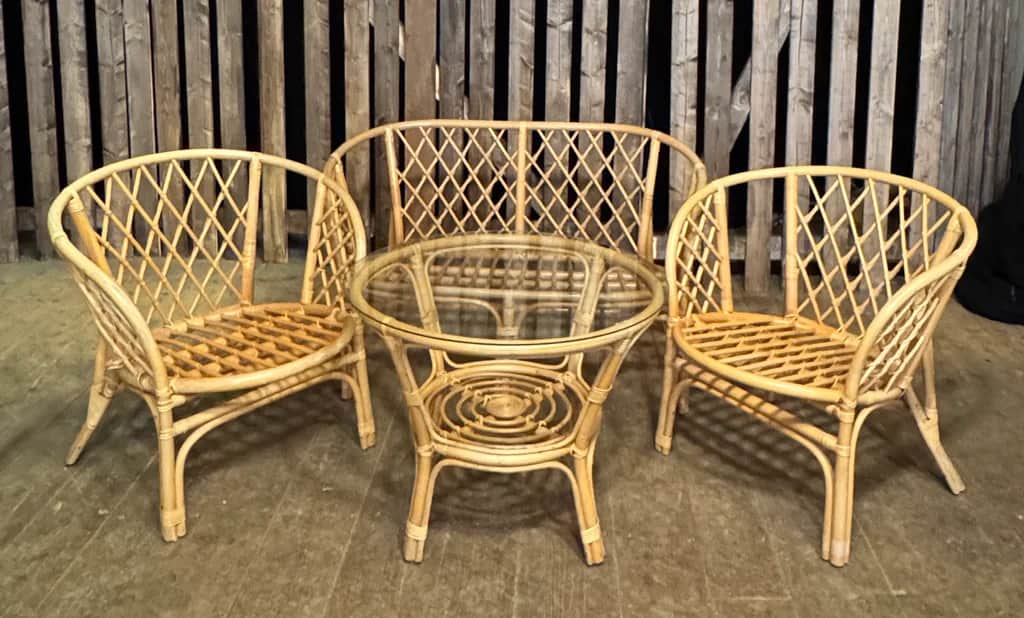 Sittgrupp i rotting, 4 delar – begagnad bord & stolar hos ReFurn Lidingö