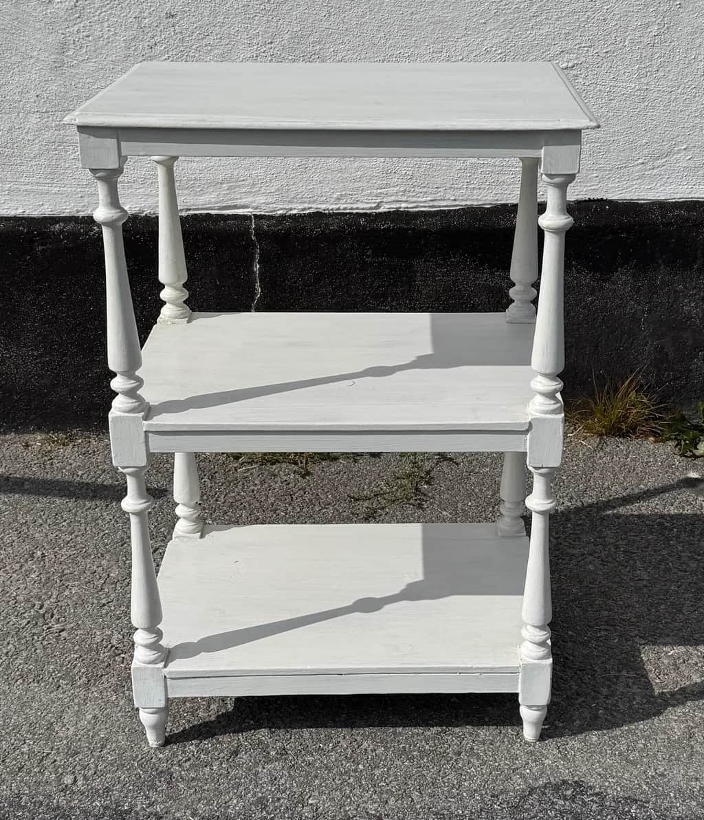 Sidobord / lampbord – begagnad bord & stolar hos ReFurn Lidingö