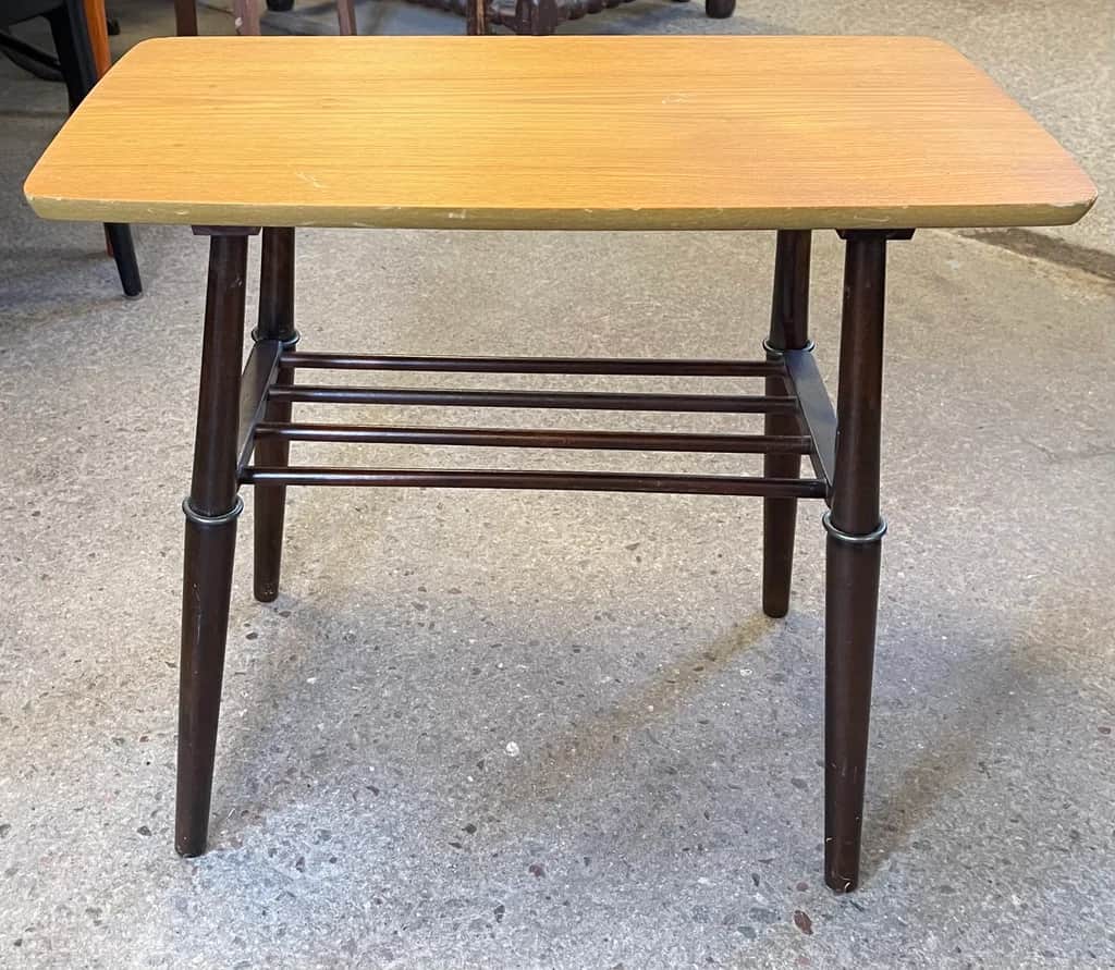 Sidobord / lampbord i teak – begagnad bord & stolar hos ReFurn Lidingö