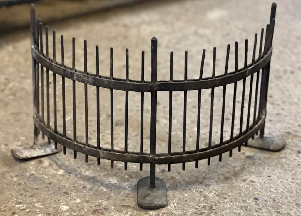 Gnistskydd i metall – begagnad inredning hos ReFurn Lidingö