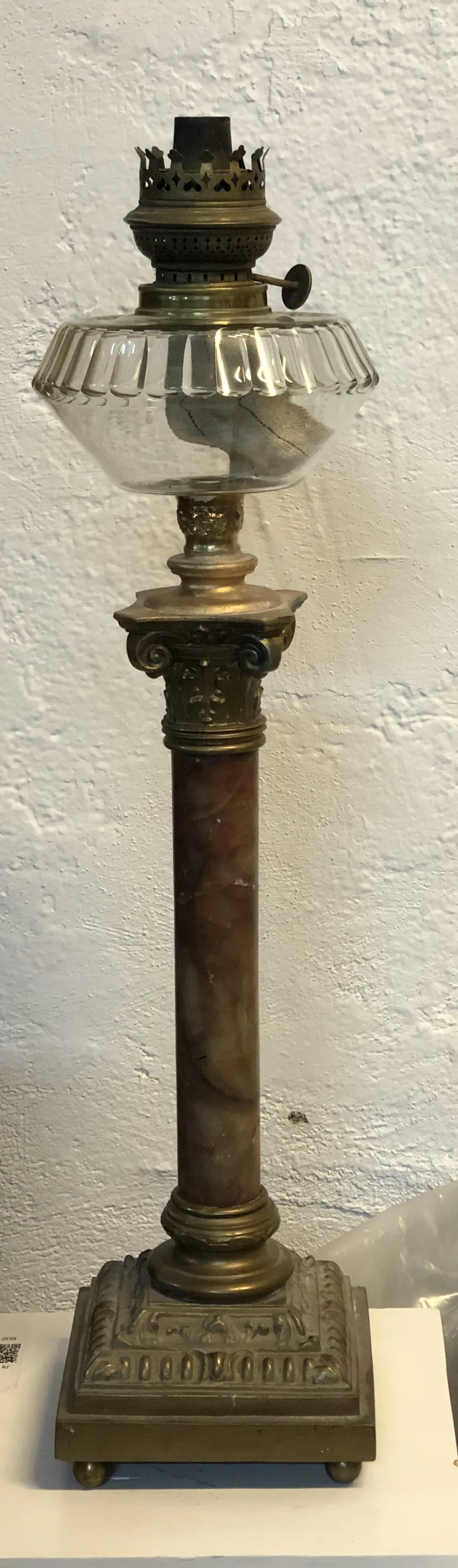 Vacker fotogenlampa med marmorben