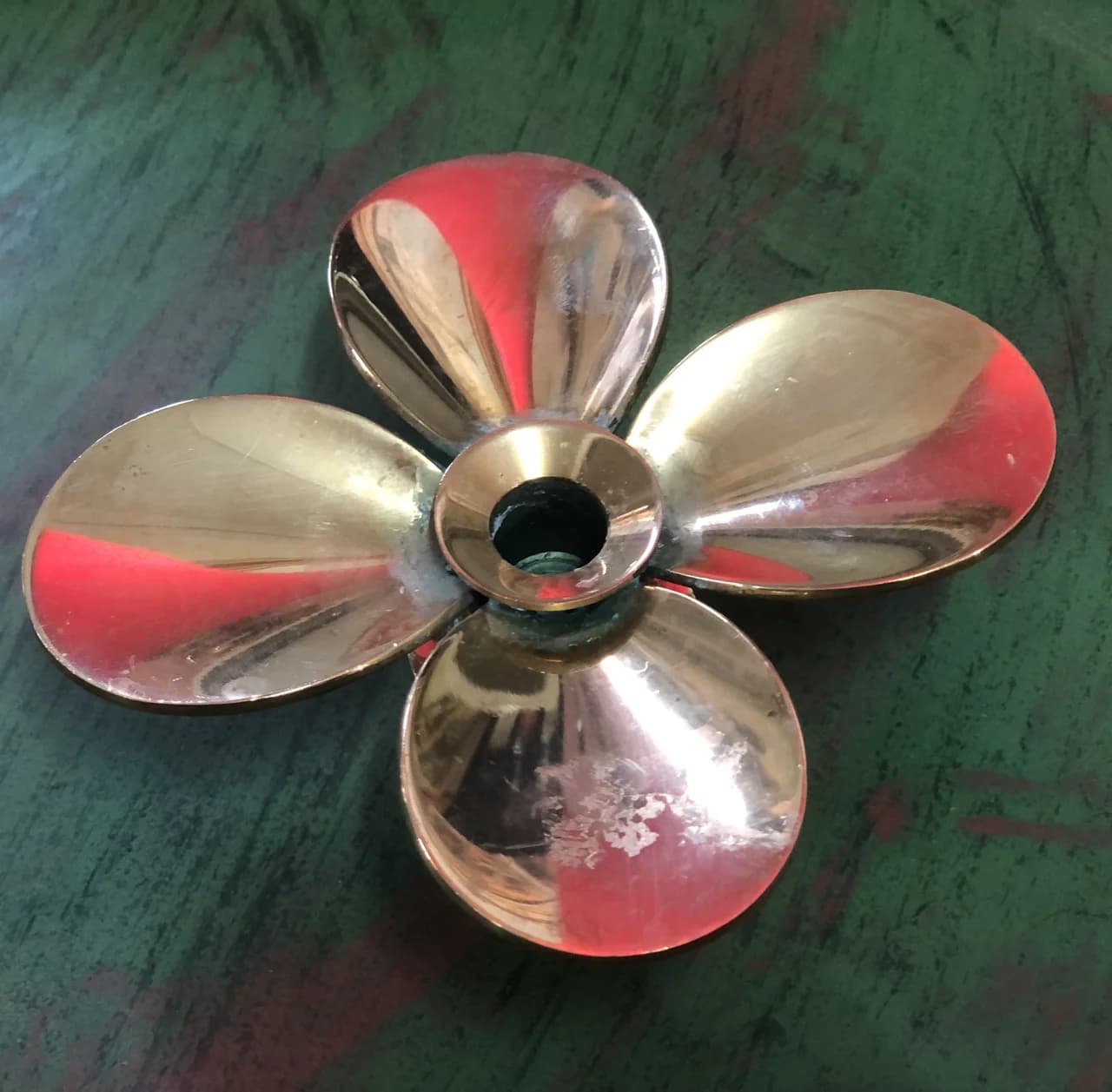 Ljusstaker i mässing. Pierre Forsell, "Fyr klöver" propeller