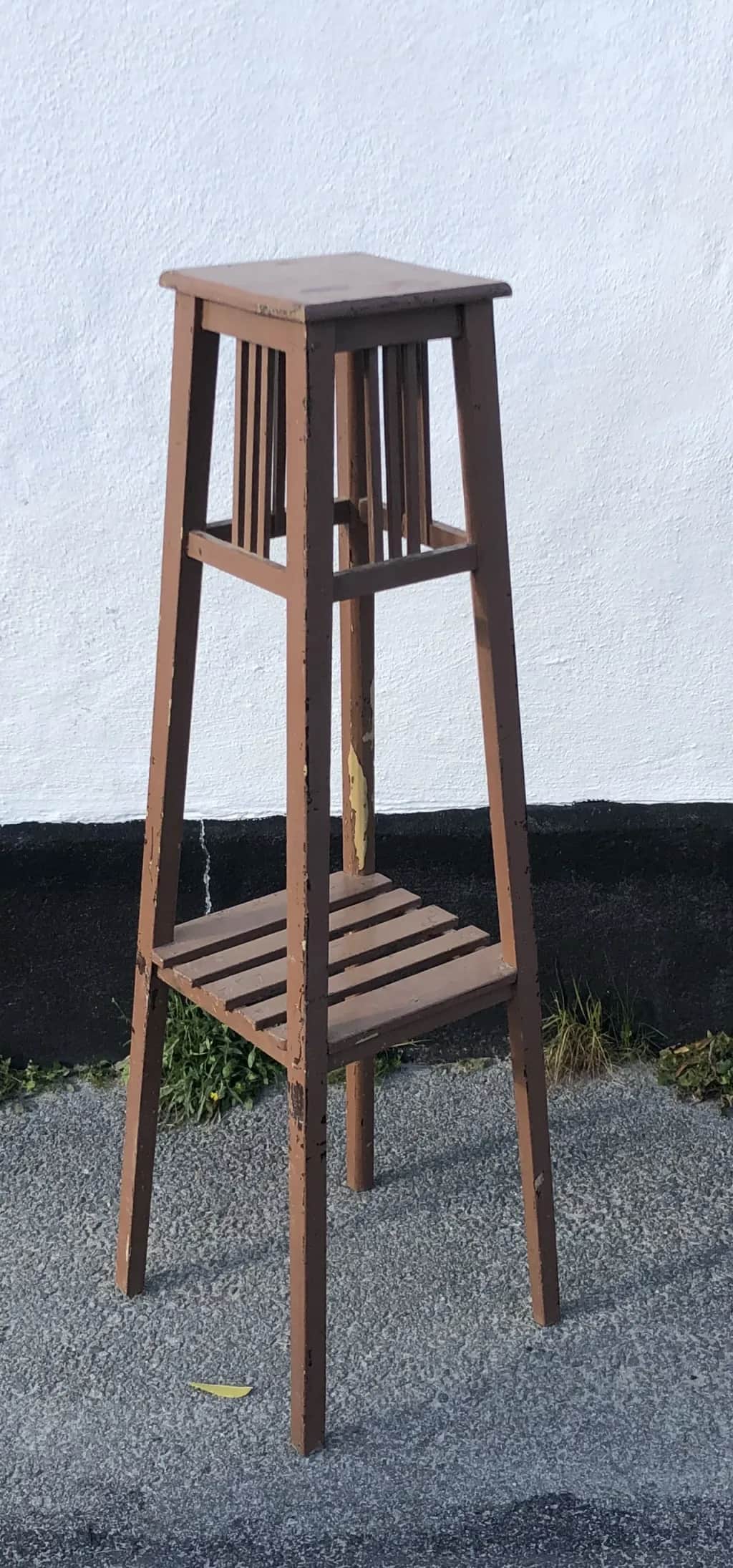 Hög piedestal – begagnad hyllor & förvaring hos ReFurn Lidingö