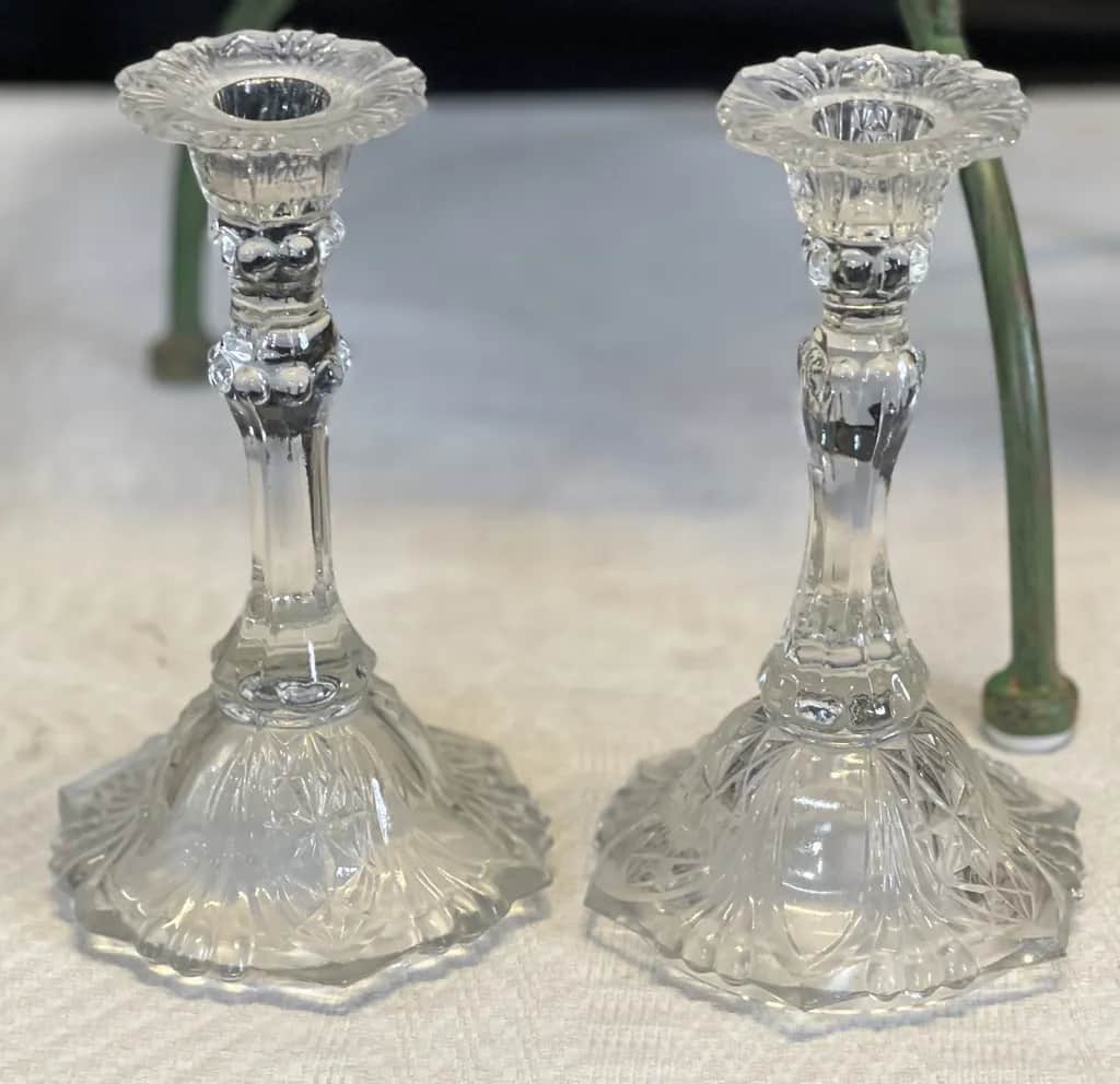 Två vackra ljusstakar i glas – begagnad belysning hos ReFurn Lidingö