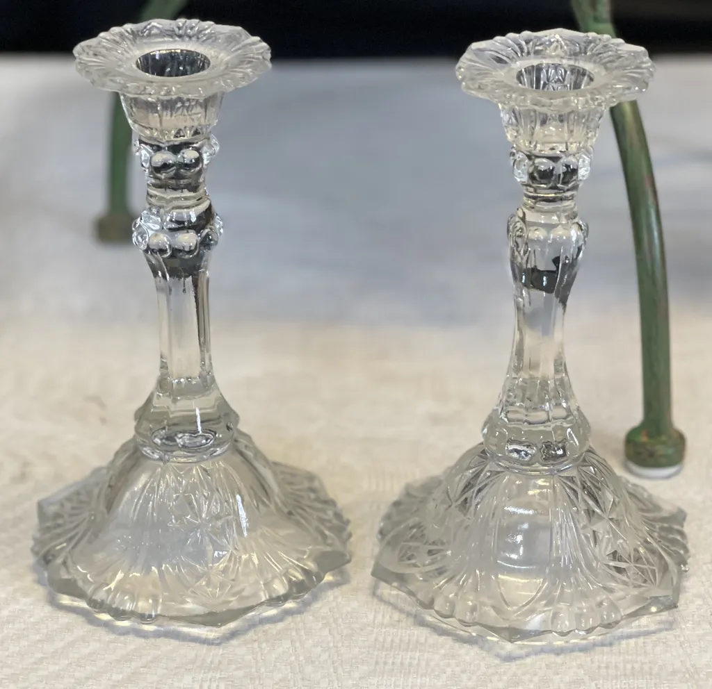Två vackra ljusstakar i glas