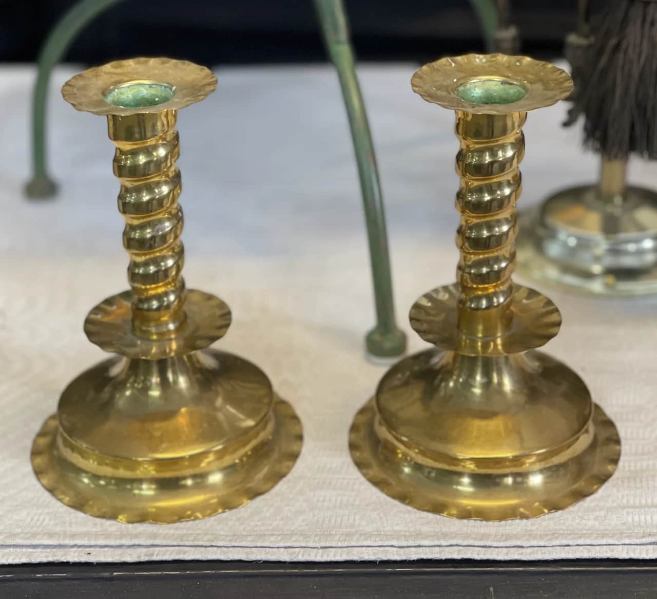 Ett par mässings ljusstakar 1800 tal barock – begagnad belysning hos ReFurn Lidingö
