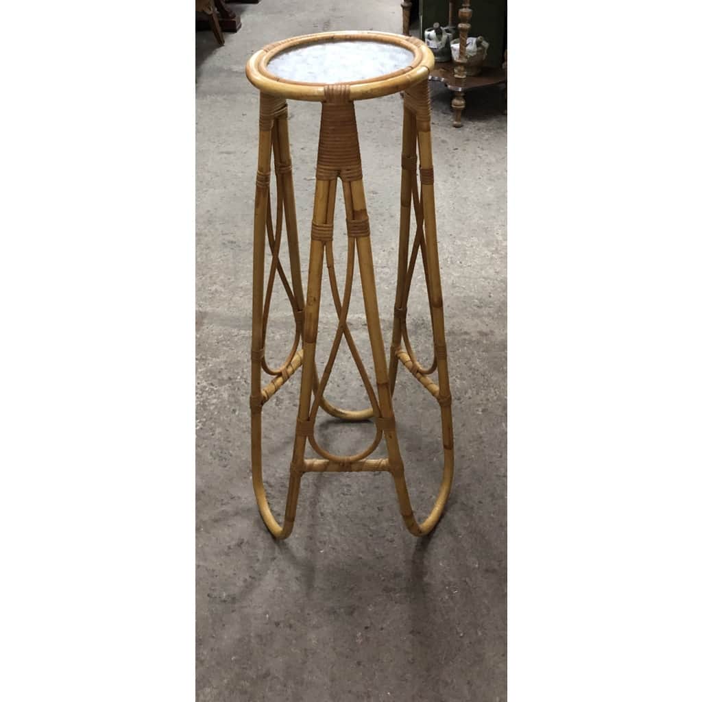 Läcker hög piedestal, bambu och glas – begagnad hyllor & förvaring hos ReFurn Lidingö