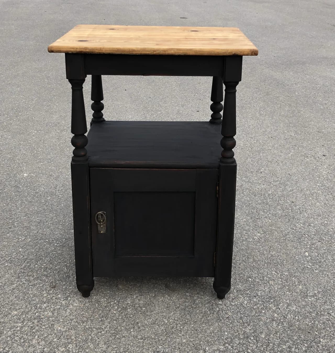 Svartmålad fin kommod / sängbord