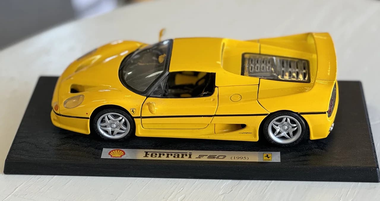 Läcker gul modellbil, Ferrari F50, skala 1:18
