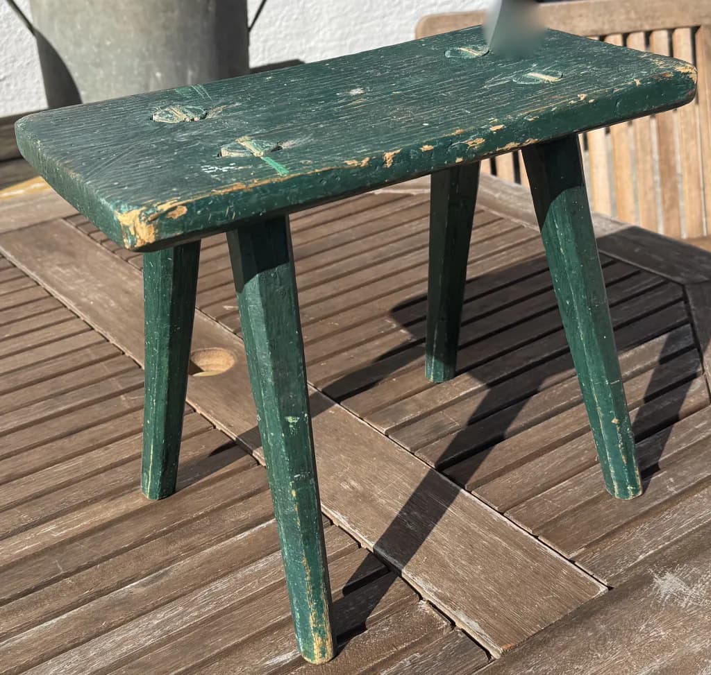 Vacker liten grön allmoge pall