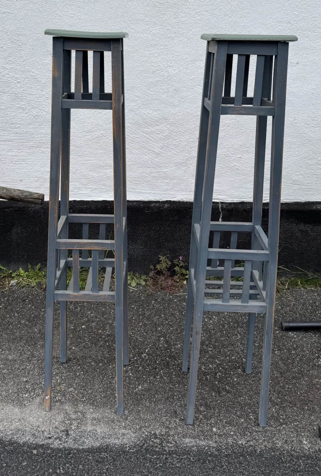 Hög fin piedestal – begagnad hyllor & förvaring hos ReFurn Lidingö
