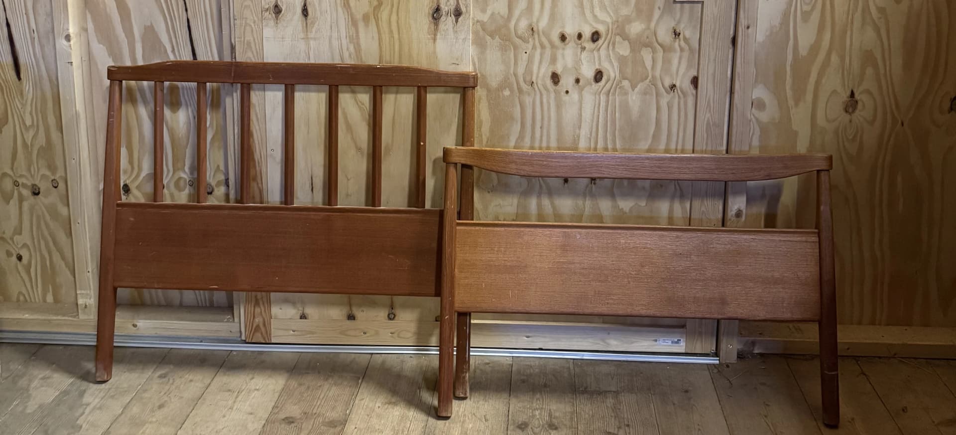Underbar sängram i teak, Aveny, Carl Malmsten