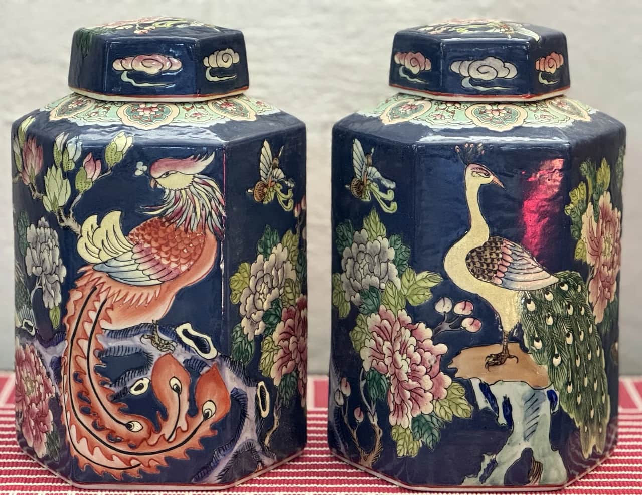 Ett par hexagonala Ginger Jars, Famille rose Blue, Kina – begagnad asiatica hos ReFurn Lidingö