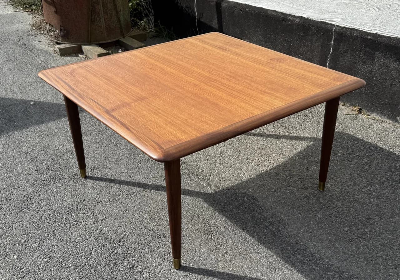 Läckert soffbord i teak, Aase Drejeri, Norge