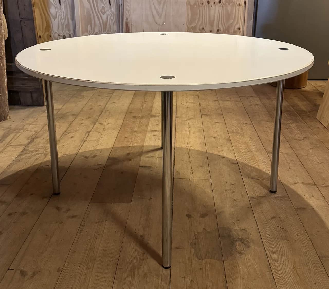 Vitt runt matbord med kromade ben – begagnad bord & stolar hos ReFurn Lidingö