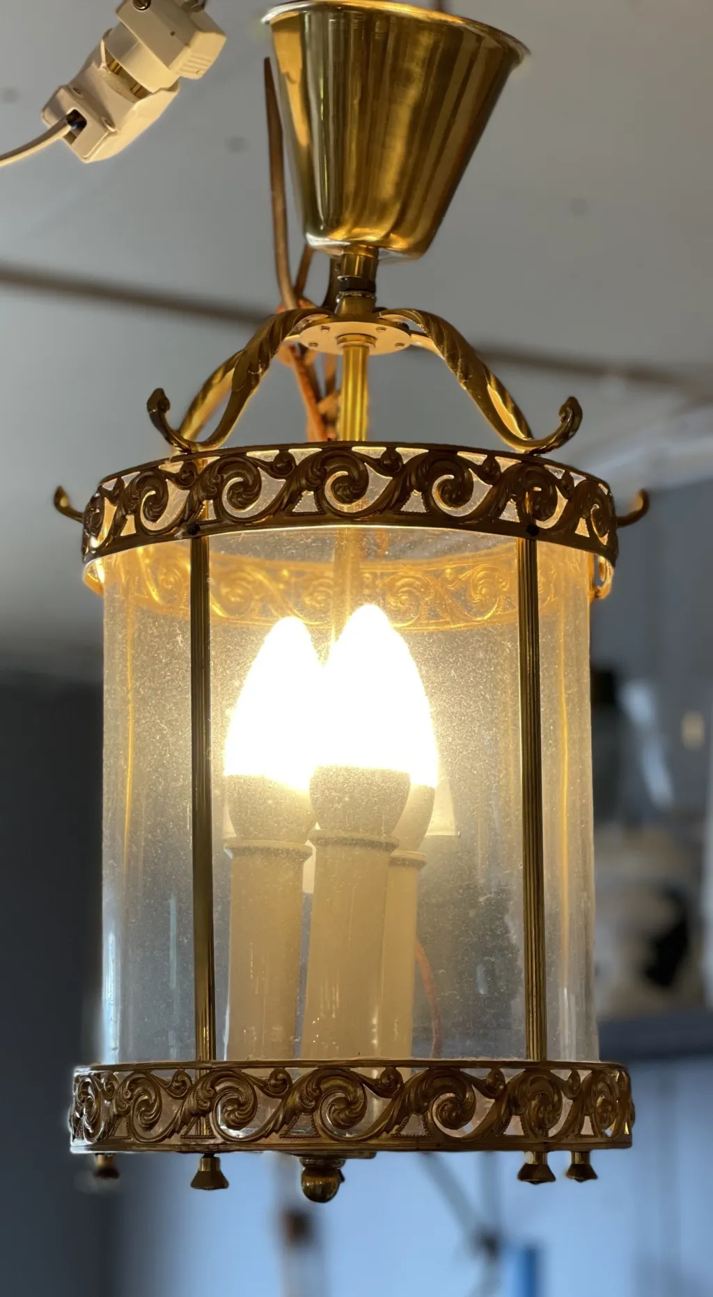 Vacker taklampa/ lykta, glas och mässing