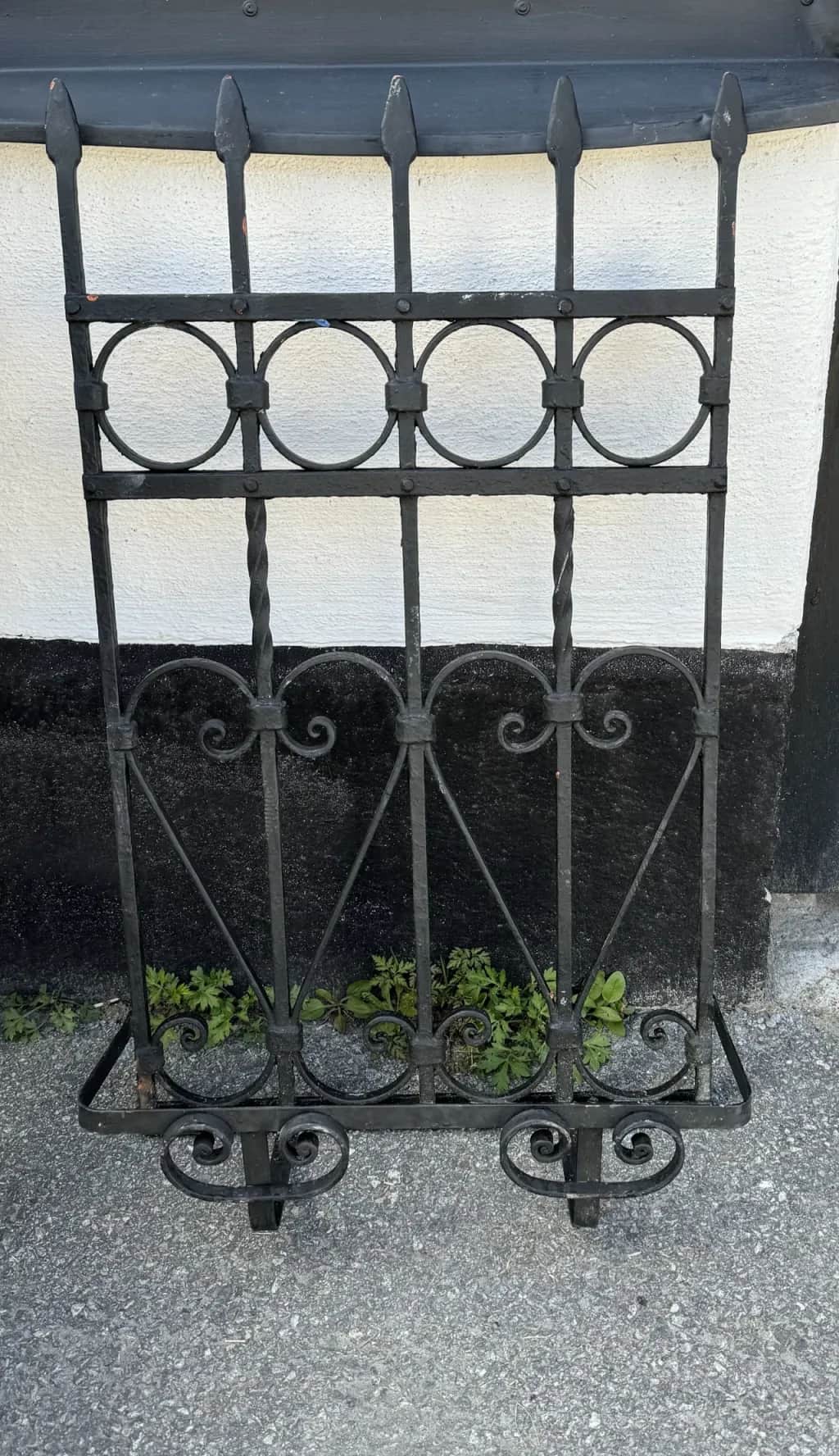 Vackert galler i smidesjärn med blomhylla – begagnad trädgård hos ReFurn Lidingö