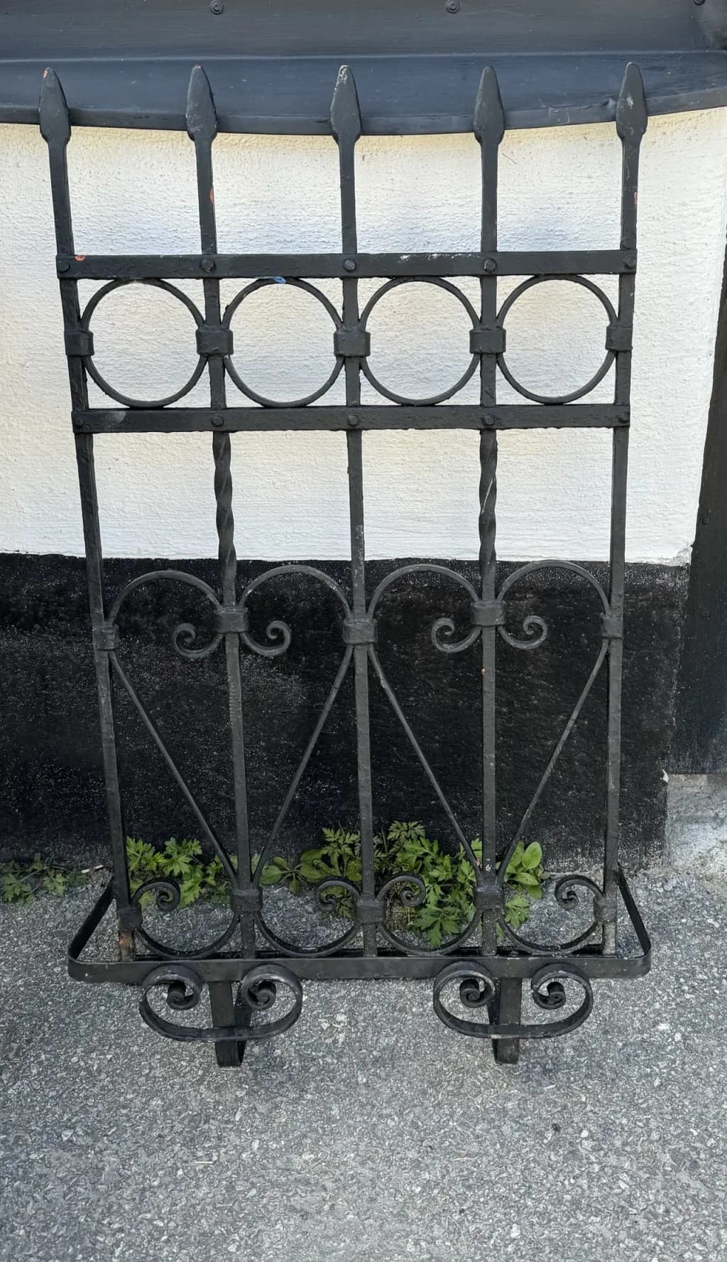 Vackert galler i smidesjärn med blomhylla