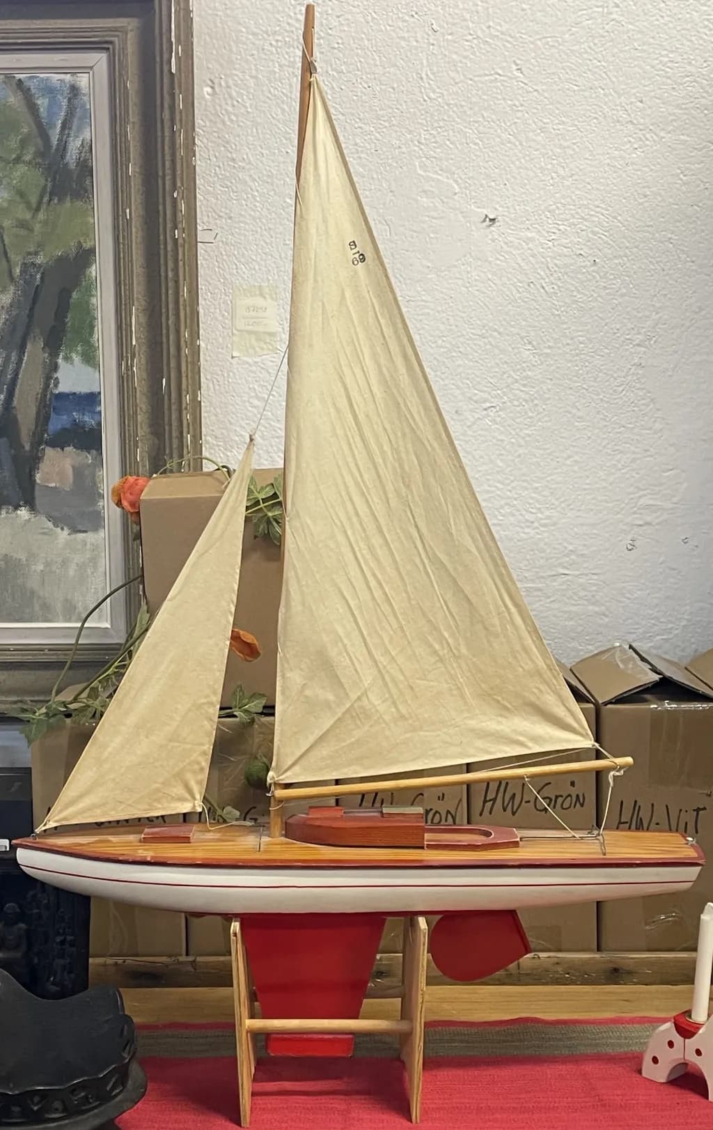 Vacker segelbåt på ställning