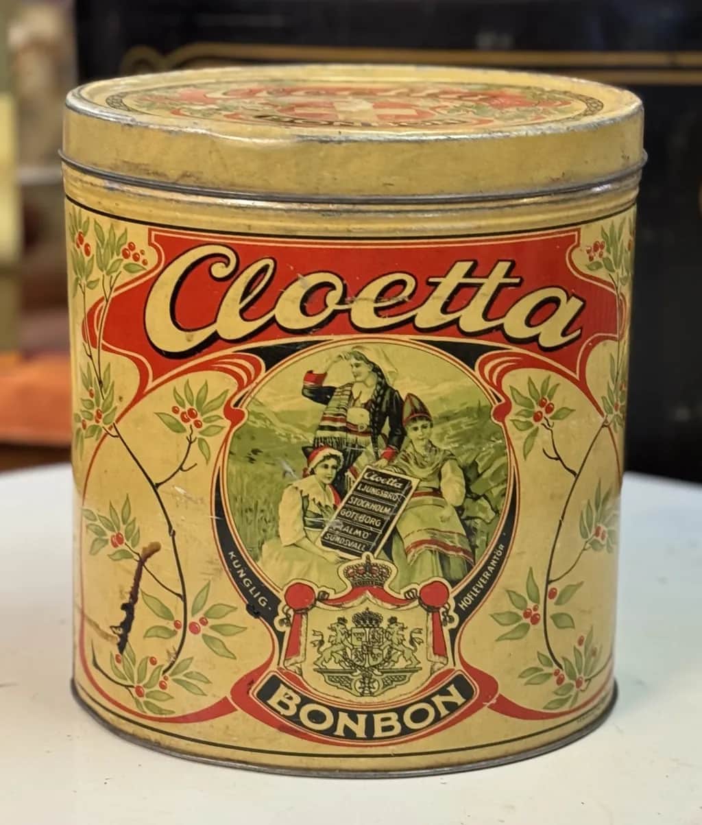 Läcker plåtburk, Cloetta – begagnad hemtextil & prydnad hos ReFurn Lidingö