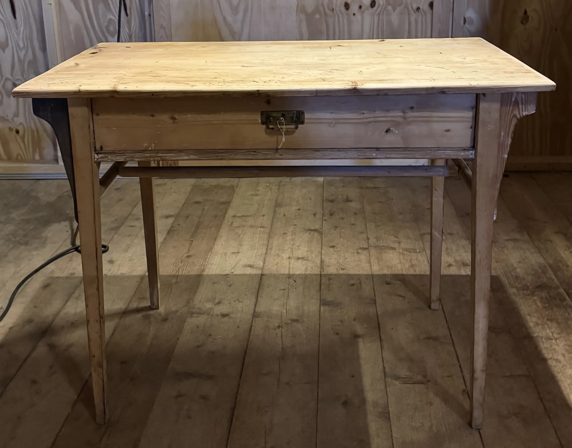 Fint skrivbord / bord med låda och hylla