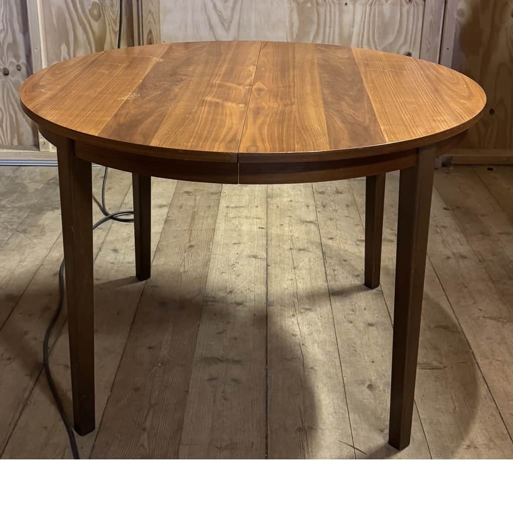 Vackert runt matbord med en iläggsskiva – begagnad bord & stolar hos ReFurn Lidingö