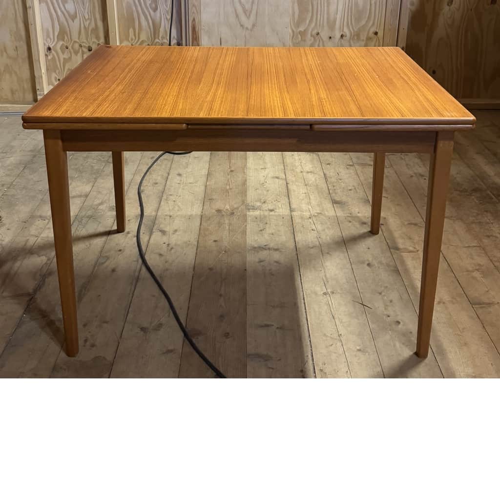 Härligt matbord i teak med utdragbara skivor – begagnad bord & stolar hos ReFurn Lidingö