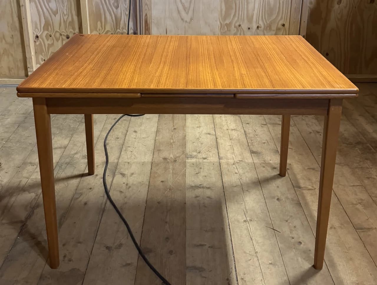 Härligt matbord i teak med utdragbara skivor
