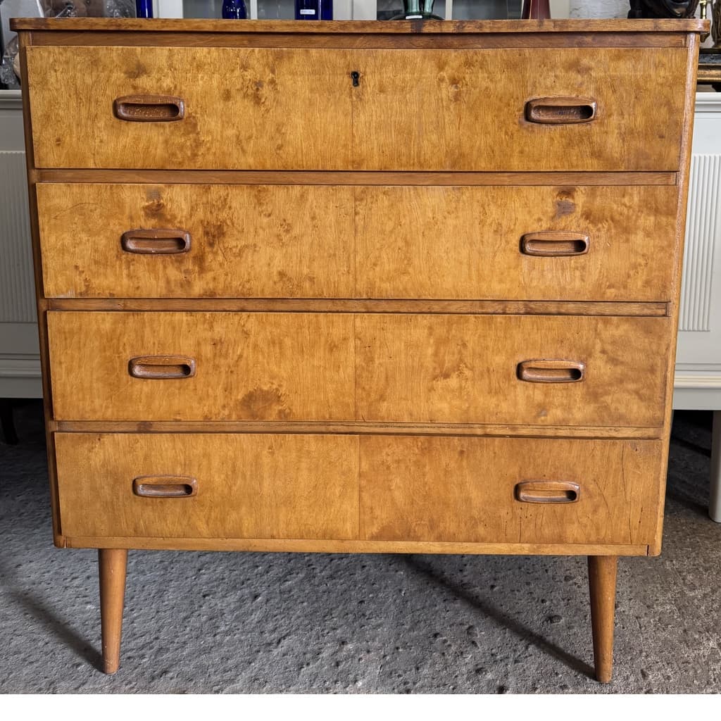 Vacker byrå med 4 lådor